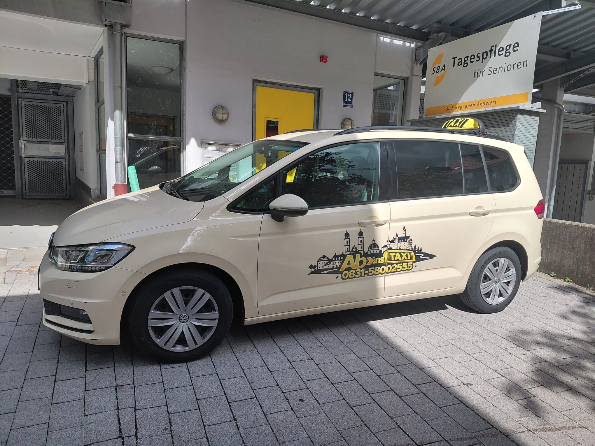 Seitliche Ansicht eines gepflegten Ab ins Taxi Fahrzeugs