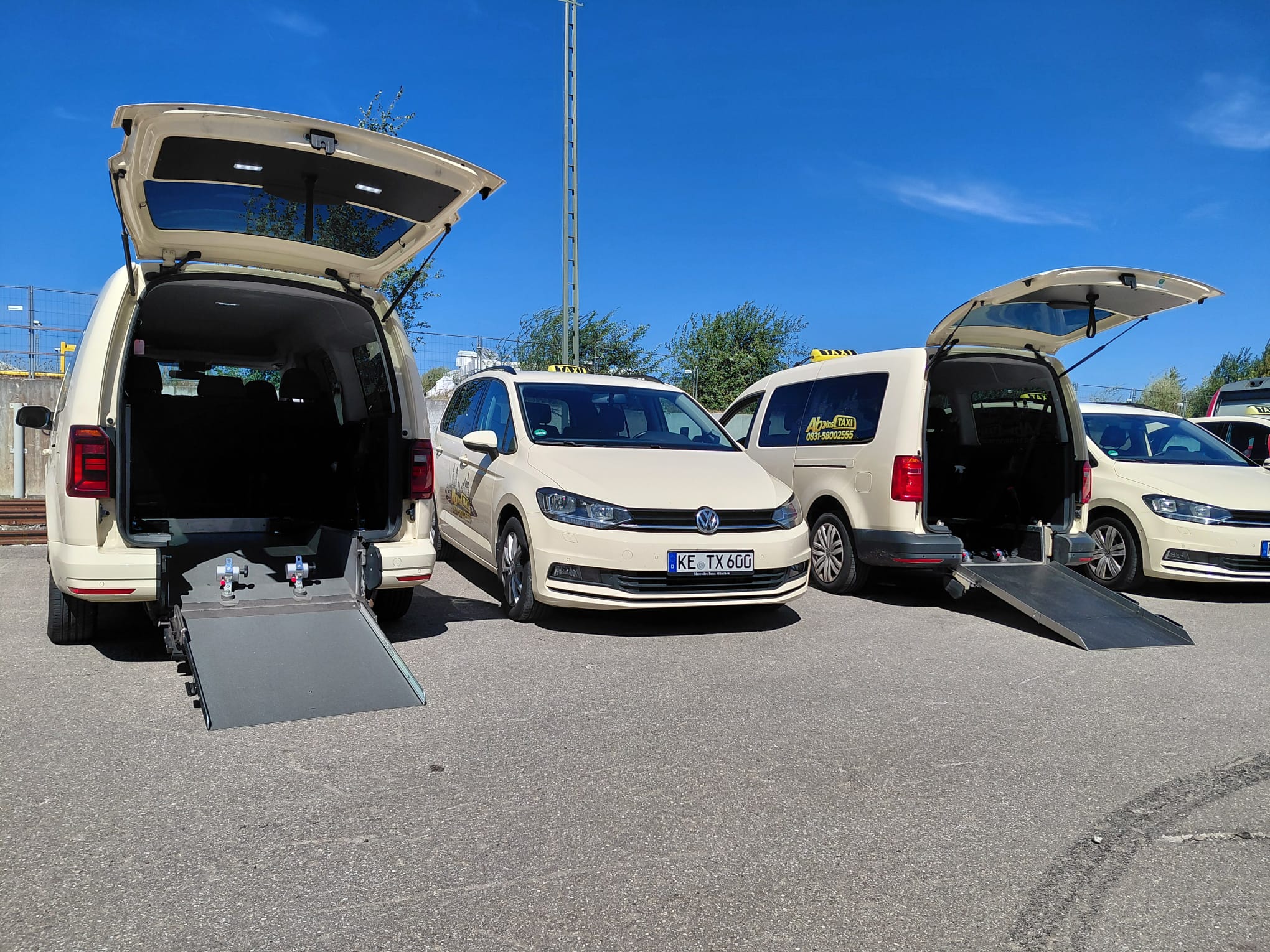 Rollstuhlfahrzeuge mit ausgefahrenen Rampen