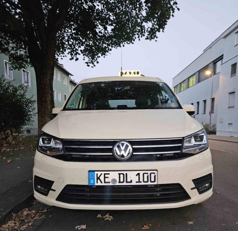 Taxi-Schild von Ab ins Taxi für Reservierungen in Kempten
