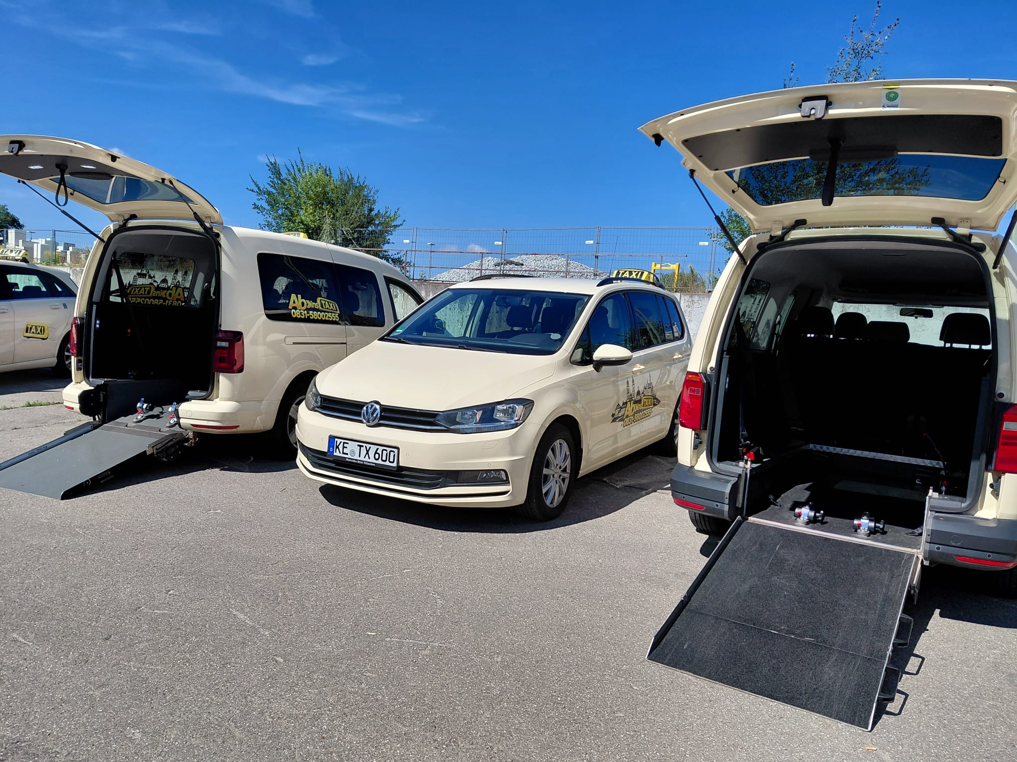 Rollstuhlfahrzeuge mit geöffneten Rampen von Ab ins Taxi