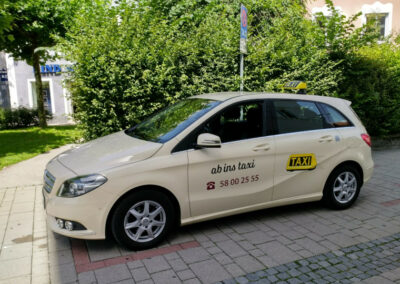 Ab ins Taxi Fahrzeug für Firmenfahrten und Transfers
